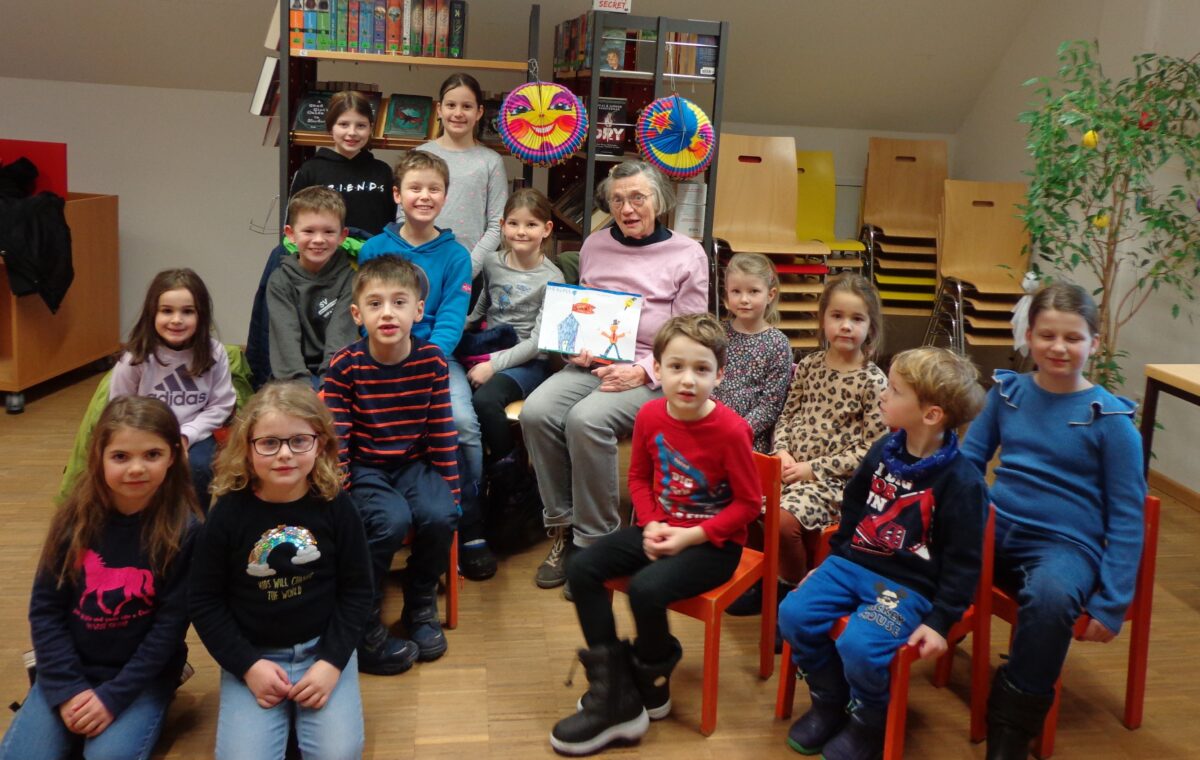 Vorlesenachmittag in Parkstein: Kinder lernen Pippo den Clown kennen