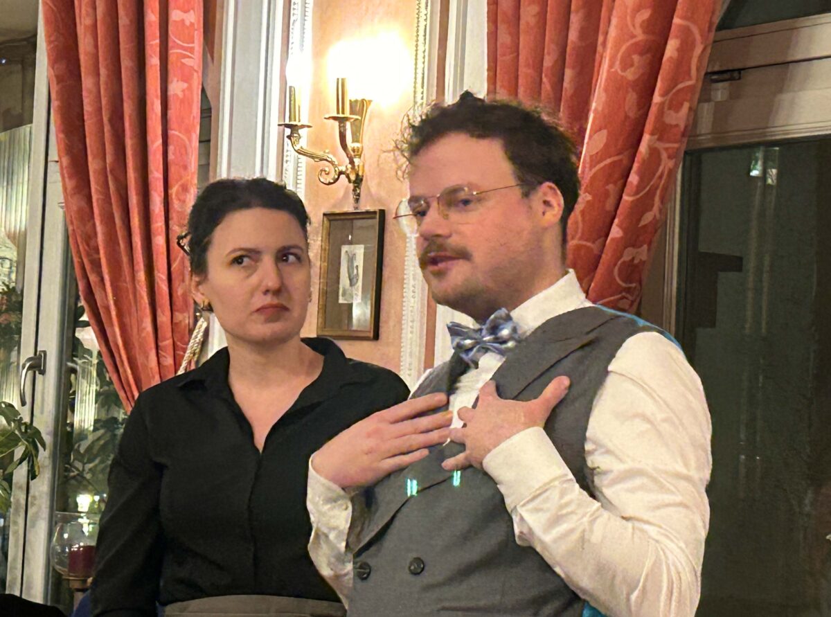 20240202 Max Reger (Alexander Hüttner) mit seiner fiktiven Schwärmerei Johanna (Zsófia Szabó) Foto: Martin Stangl