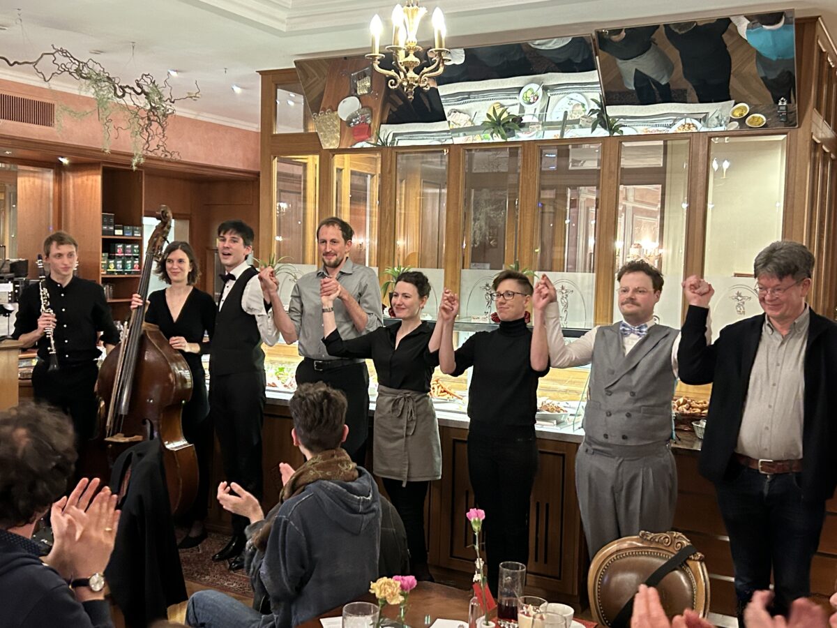 Das Ensemble des Abends verneigte sich vor dem Publikum und erntet den begeisterten Applaus. Foto: Martin Stangl