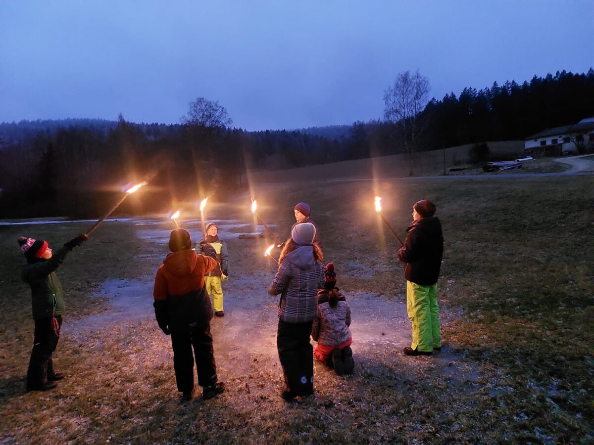 Mit Fackeln im Zottbachtal unterwegs