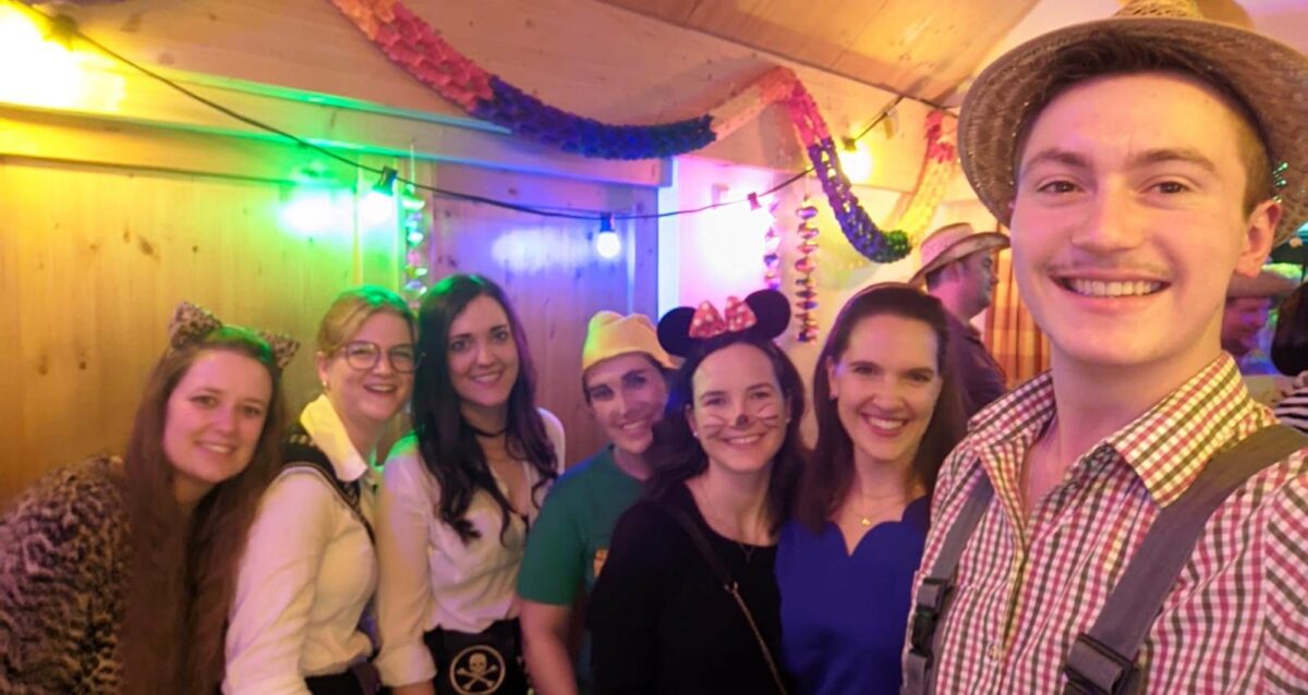 Närrinnen und Narren machen Station im Dorftreff Albersrieth