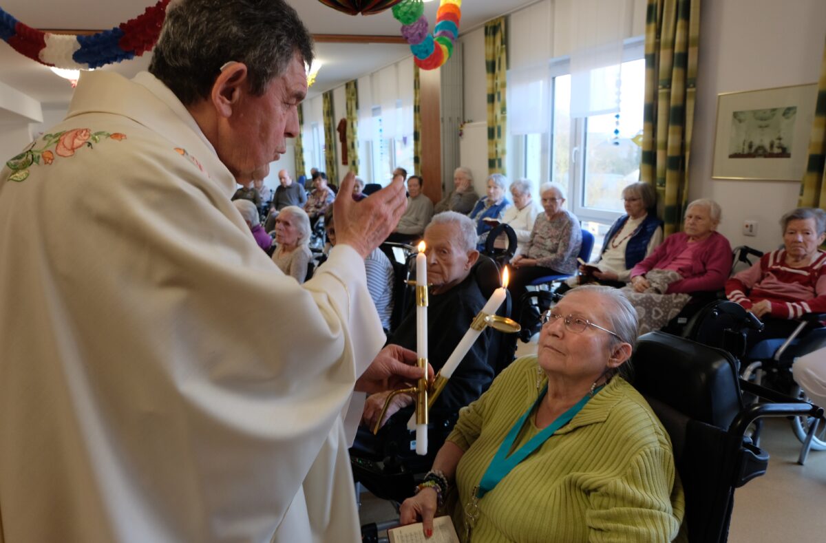 Pfarrer Max Früchtl spendet Blasius-Segen