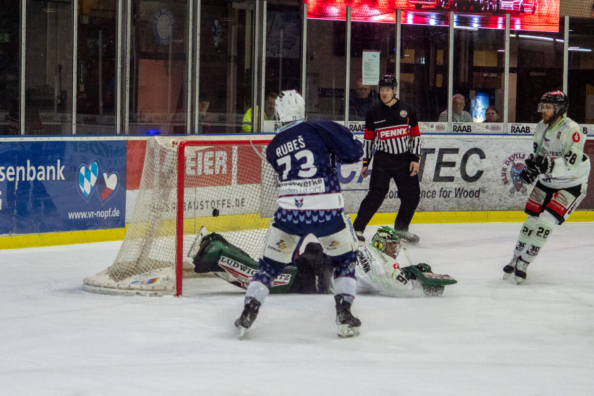 Blue Devils fegen im letzten Heimspiel Höchstadt vom Eis