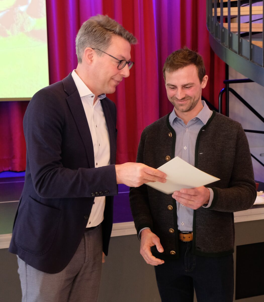 Minister Markus Blume macht Speinsharter Bauherren glücklich