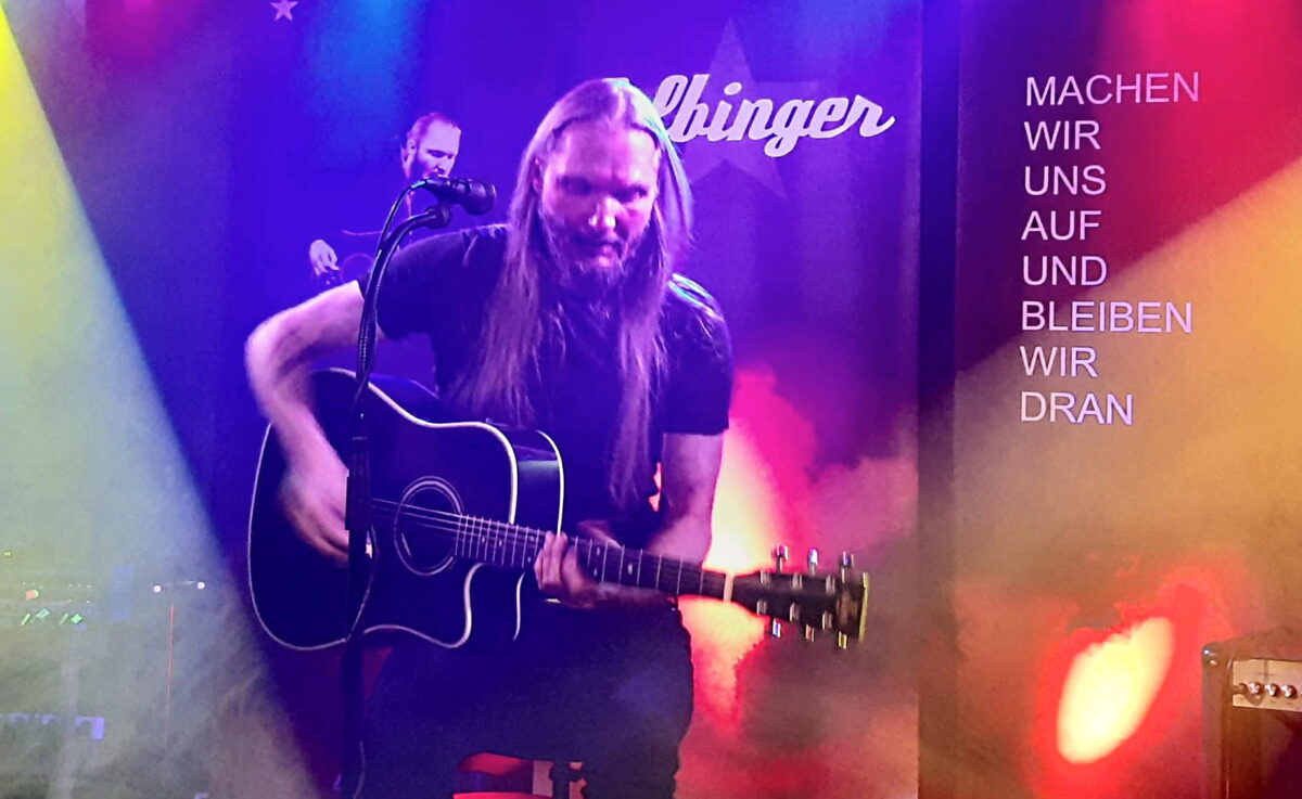 Huey Colbinger auf der live Stage im Kulturbahnhof Parapluie