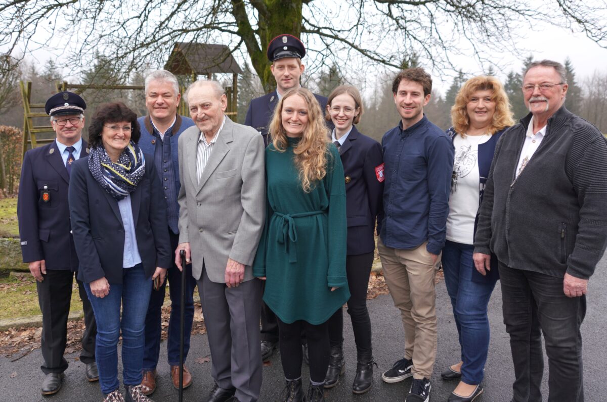 Familie, Nachbarn und Vereine feiern mit Johann Prem
