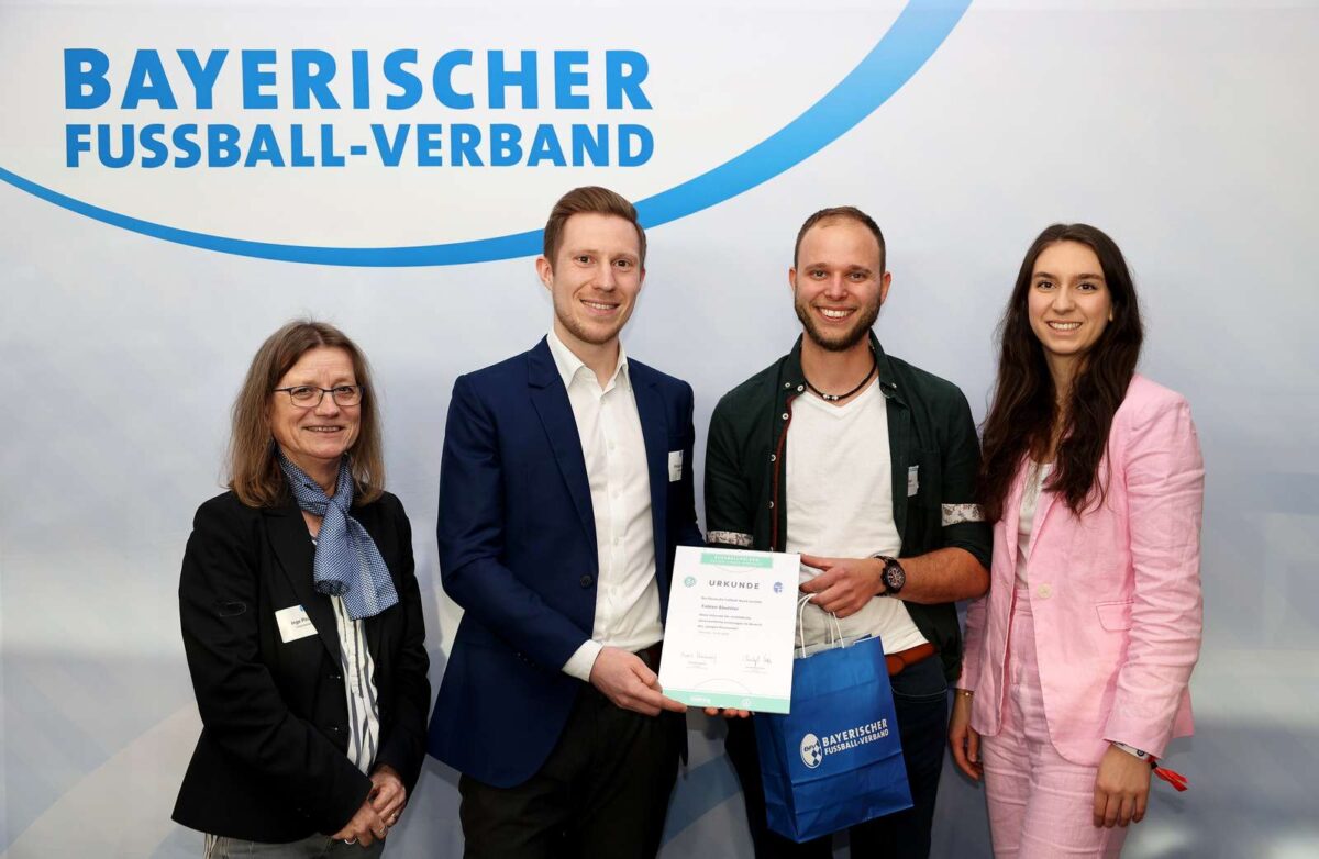 BFV und DFB zeichnen 22 „Fußballhelden“ beim Spiel des SSV Jahn Regensburg aus