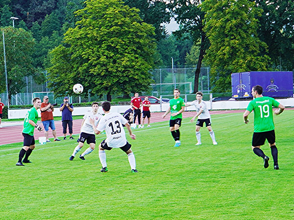 Fabian Magerl (13), Ruhepol im SC-Mittelfeld, im Hinspiel bei der SpVgg GW Deggendorf. Foto Norbert Tannhäuser