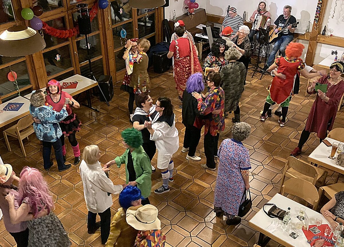 "Hammerwegerer Weiberfasching": Fantasievolle Kostüme und humorvolle Sketche