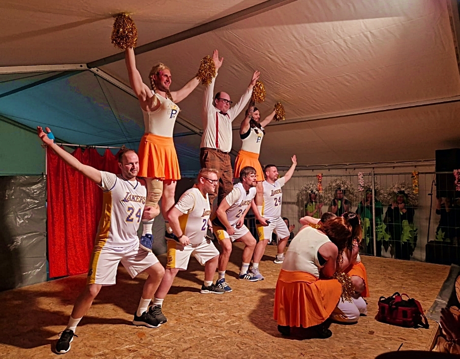 Weiberfasching in Hammerles lockt mit Männerballett und Maskerade
