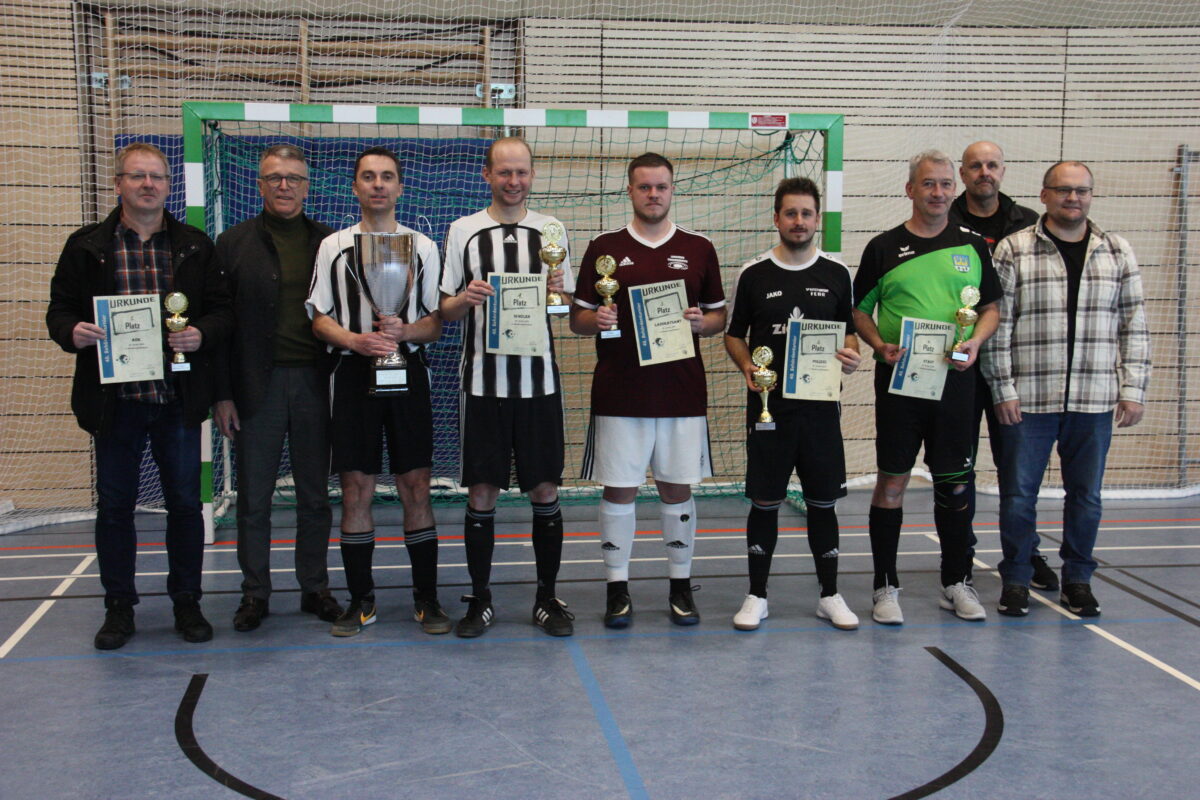 Polizisten machen auch auf dem Hallenparkett eine gute Figur