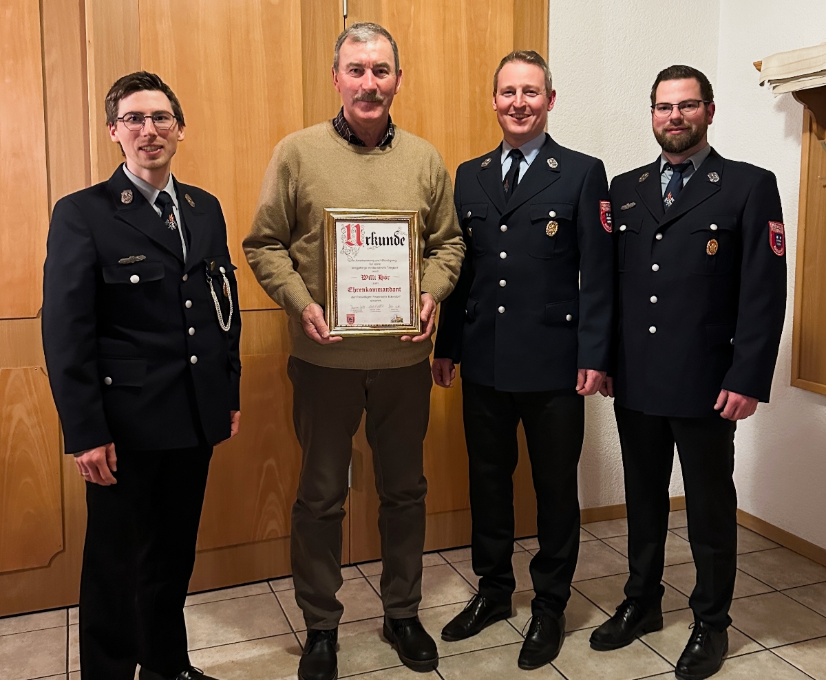 Edeldorfer Feuerwehr kürt neuen Ehrenkommandanten