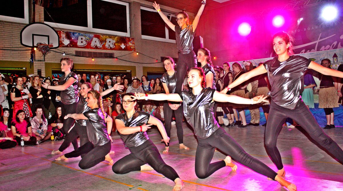 Rosenmontagsball in Luhe: Eine Reise um die Welt mit dem FC Luhe