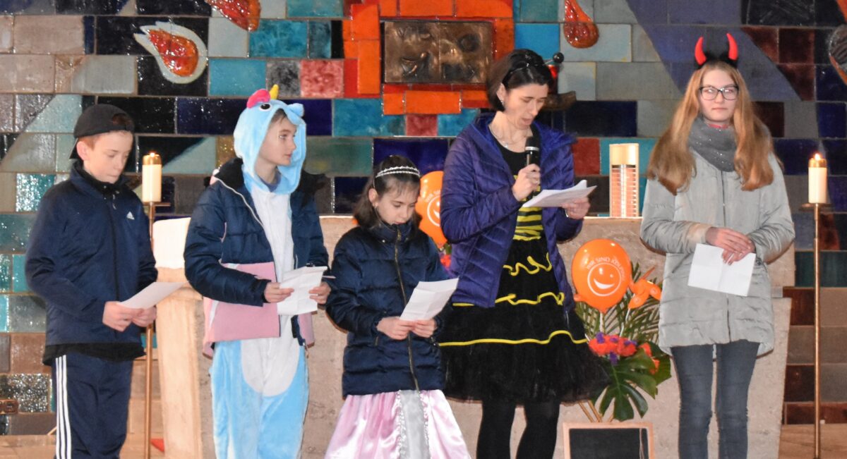 Luftballons und Krapfen in der Kirche