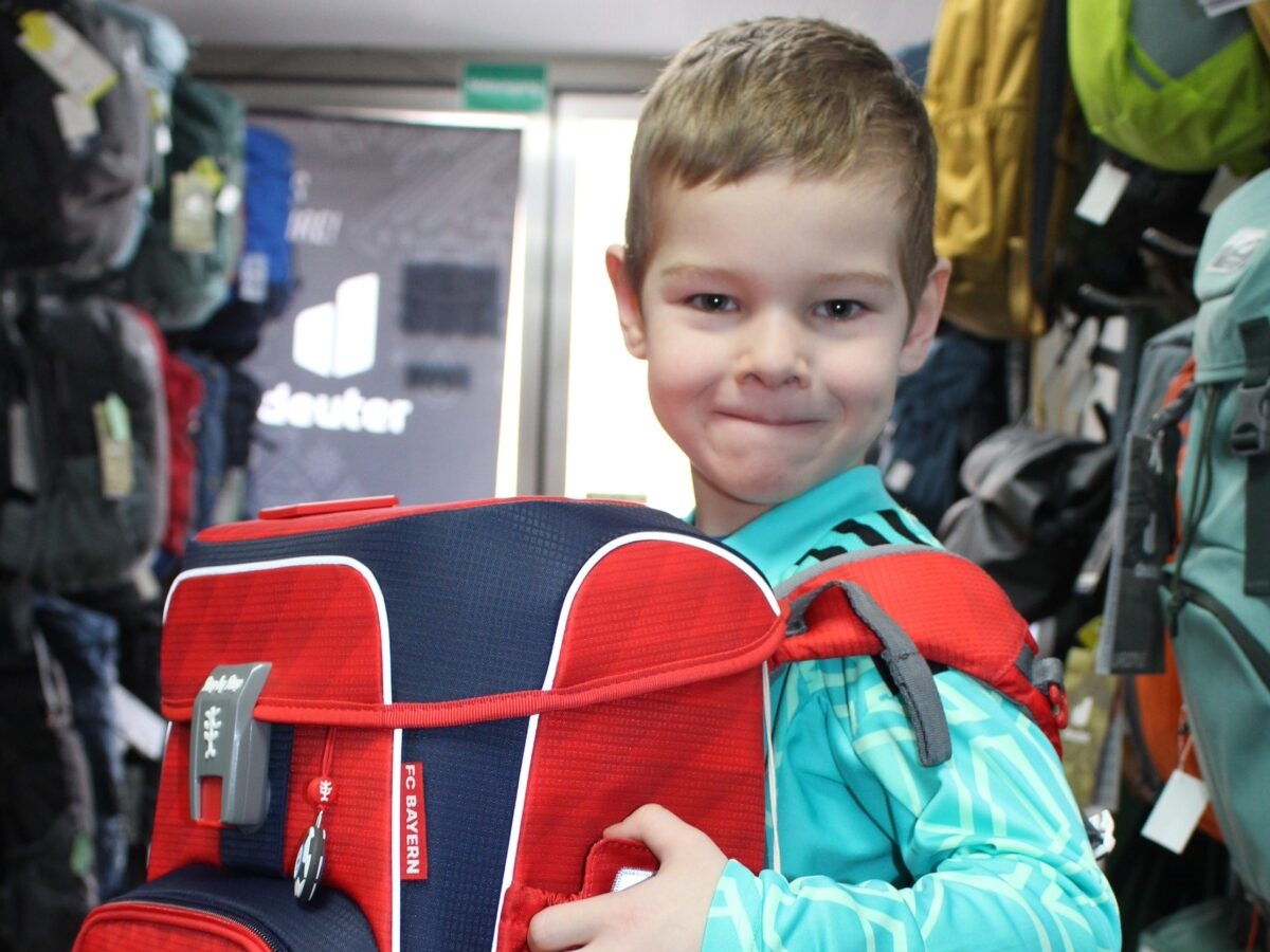 Riesenauswahl bei Bermas: Toni hat schon seinen Traumschulranzen gefunden