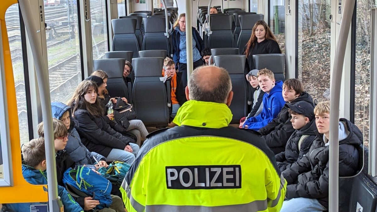 Gefahrenvorsorge und Zivilcourage – Unterricht im Zug
