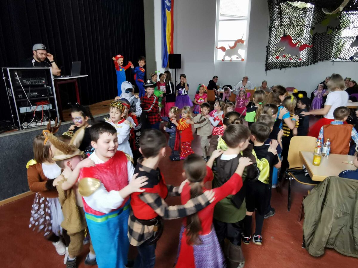 Bunter Kinderfasching sorgt für ausgelassene Stimmung in Eslarn