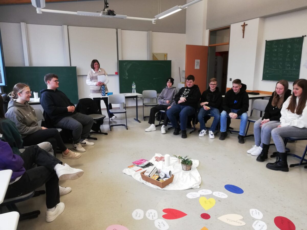 Caritas Hospizdienst besucht Realschule Kemnath
