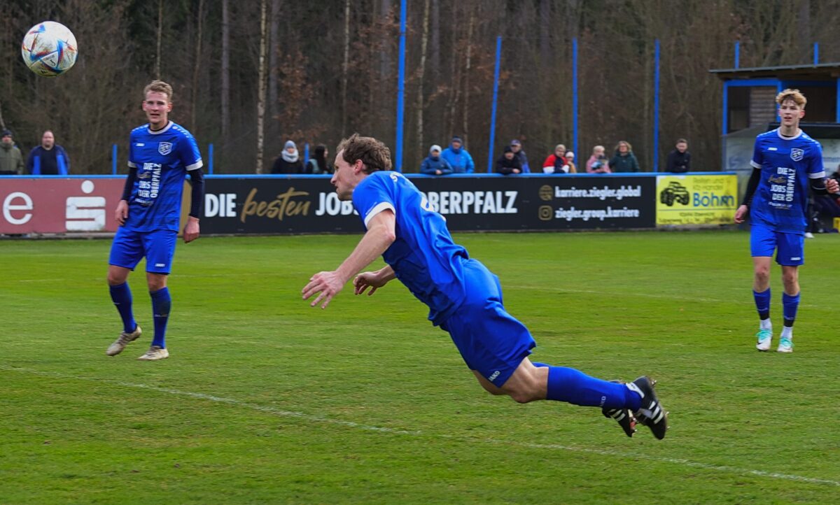 Spielertrainer Andy Wendl entscheidet Test mit sehenswertem Flugkopfball