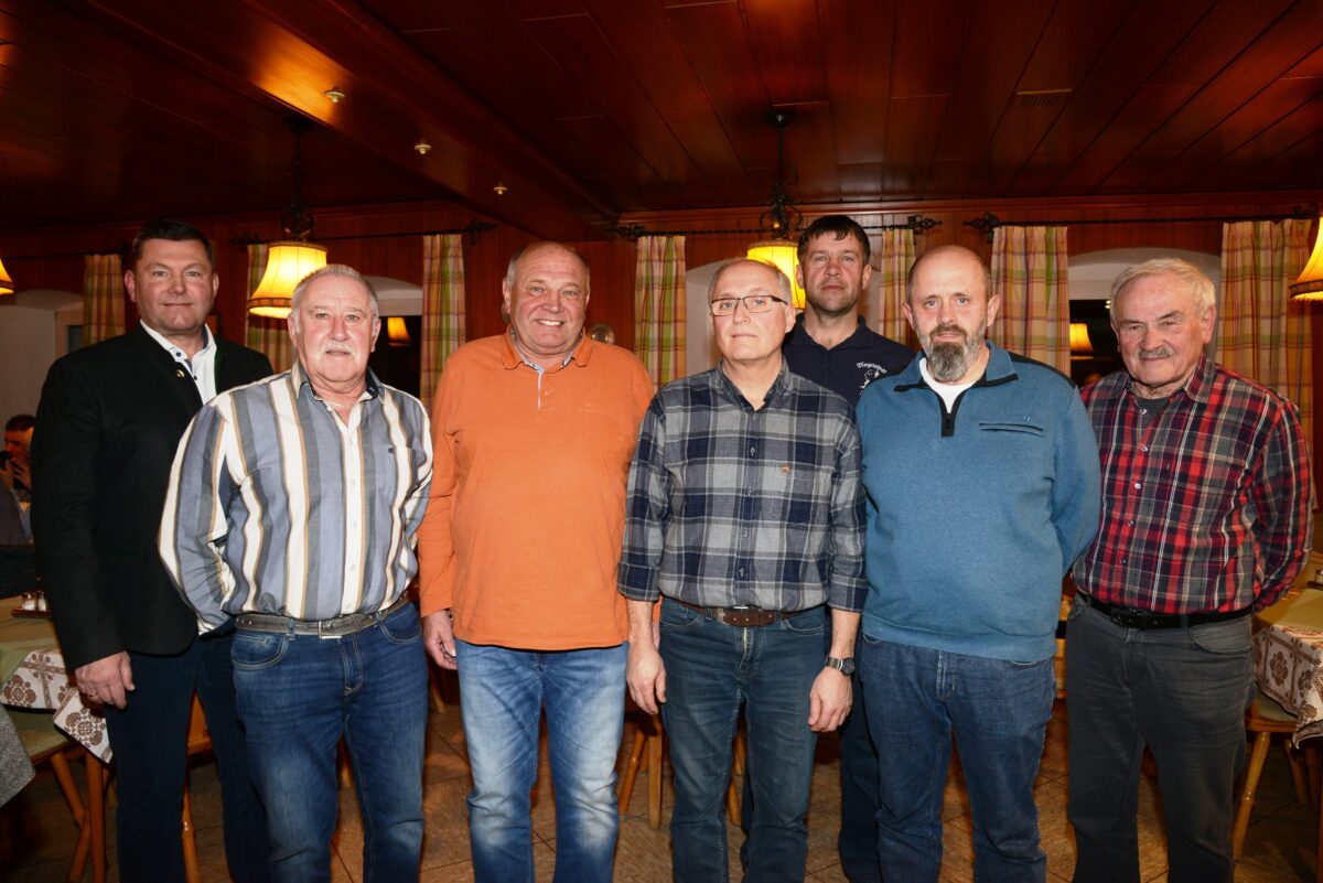 Holzschnitzer ehren Brauchtum