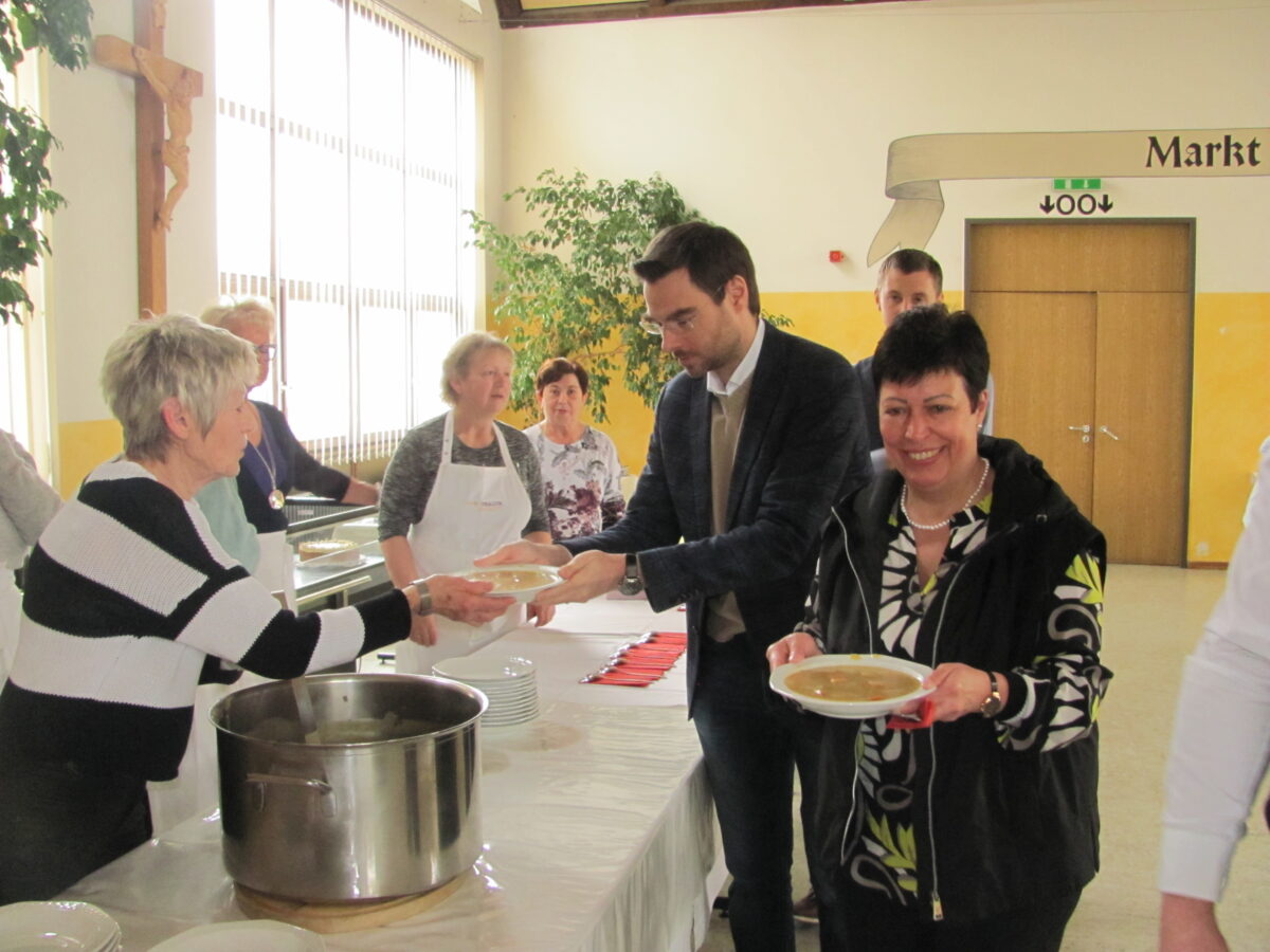 Erfolgreiches Fastenessen der FU Mantel in Mehrzweckhalle
