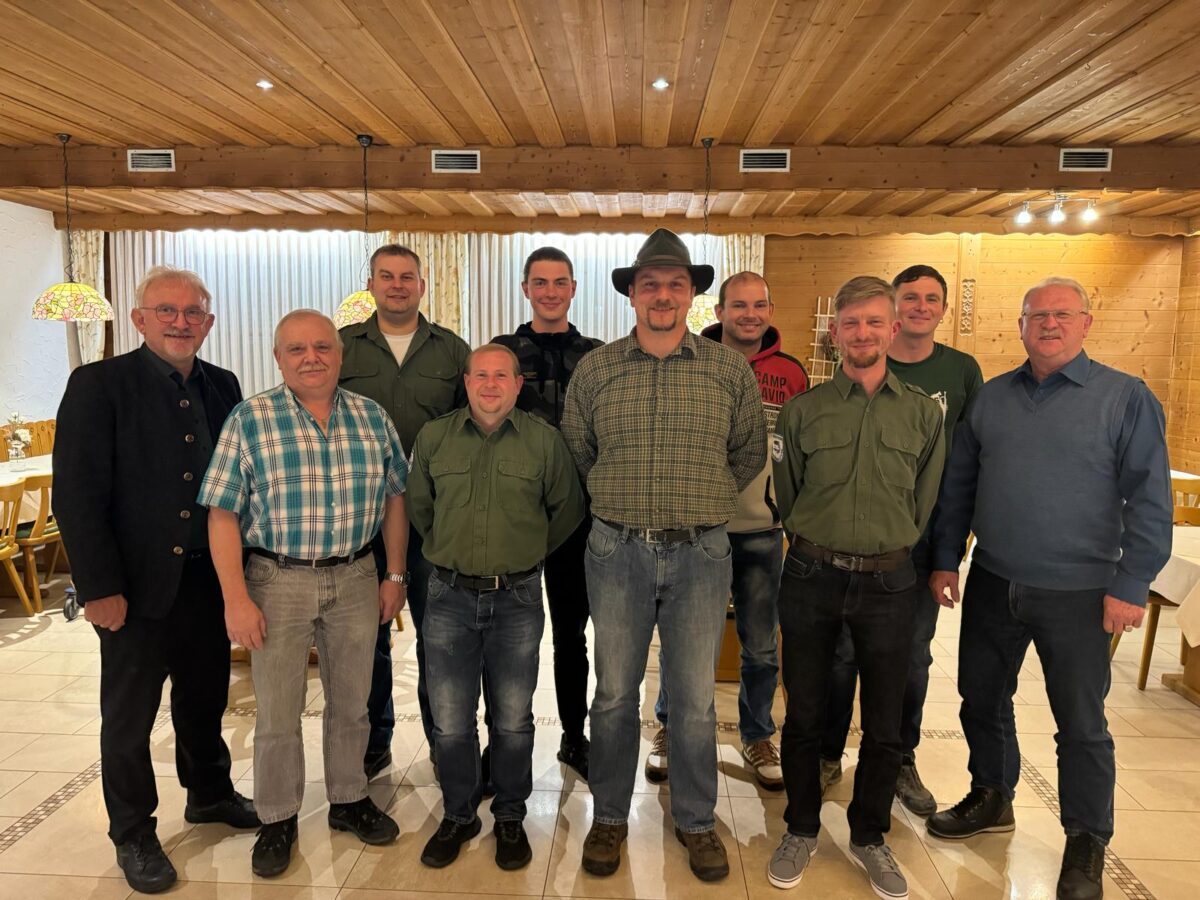 Die alte und neue Vorstandschaft mit Bürgermeister Rudolf Schopper von links mit Heiko Engelbrecht, Stefan Hilgenfeld, Benjamin Bonczyk, Christoph Häring, Josef Schönberger, Markus Mois, Andreas Völkl, Maximilian Würth, Josef Bonczyk. Bild: Gerald Bublat