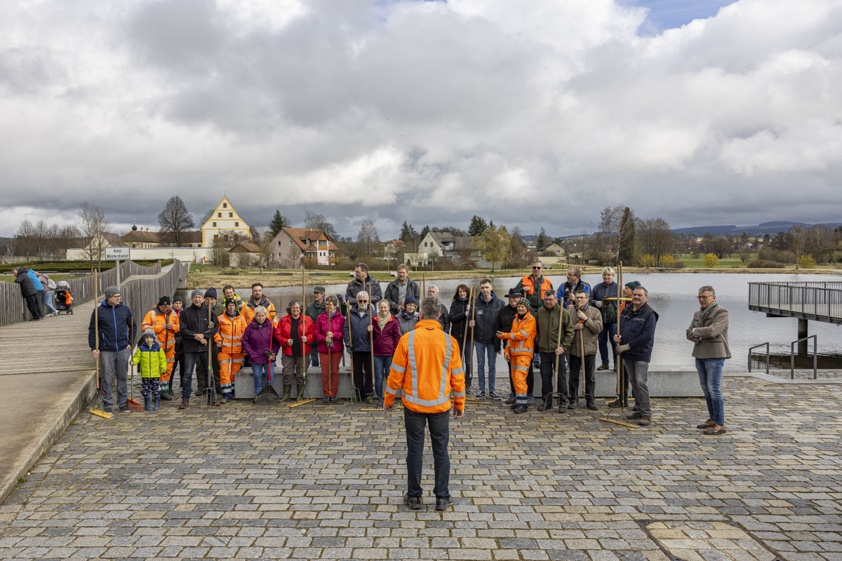 Fleißige Helfer unterstützen bei der Frühjahrsaktion im Fischhofpark