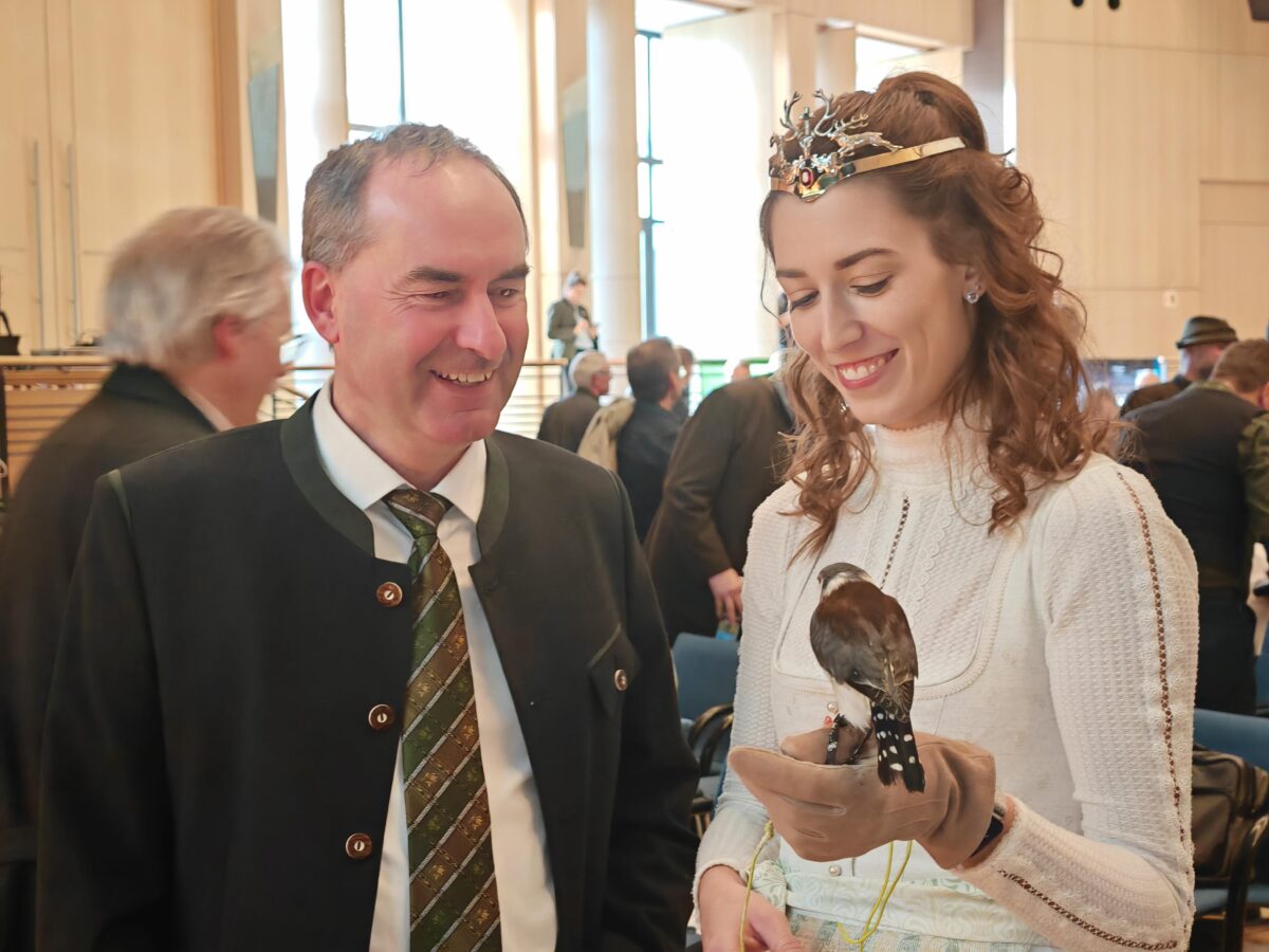 Wolf, Reh, Fuchs und Wildschwein: Aiwanger beim Jägertag in Weiden