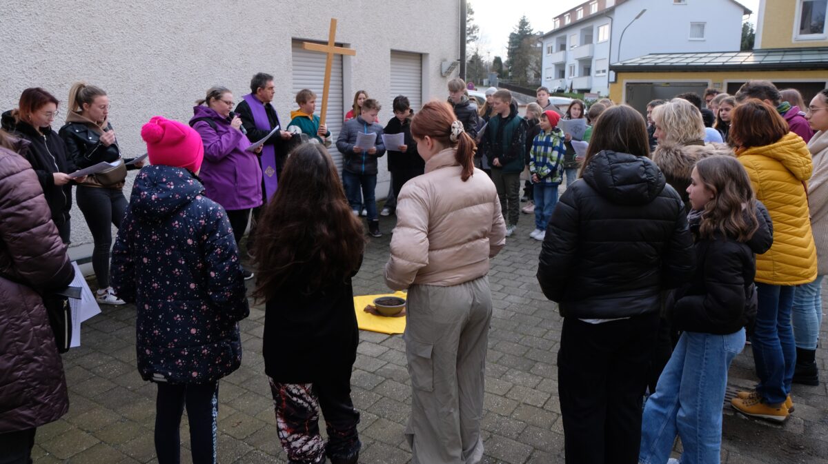 CAJ Floß und Firmlinge gehen Kreuzweg