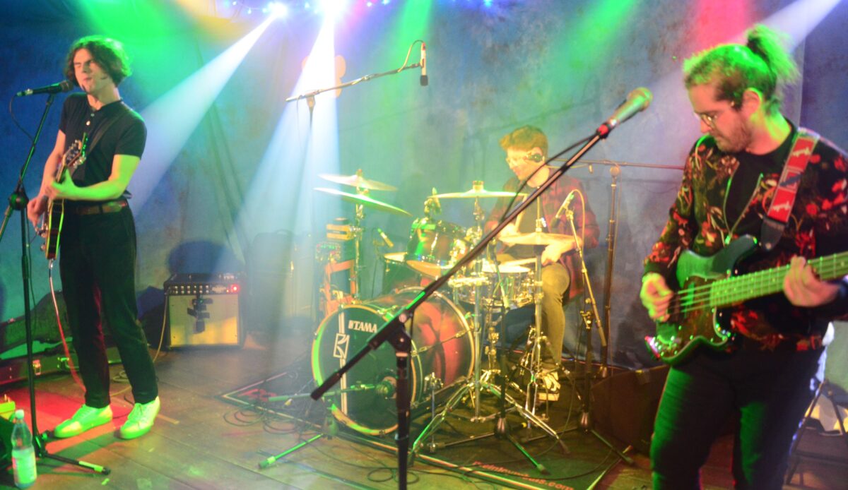 Mit Dreigesang auf der "Live Stage" durchs Rockuniversum