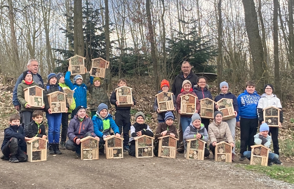 Idee des Altbürgermeisters: Störnsteiner Kinder basteln beim OWV Insektenhotels