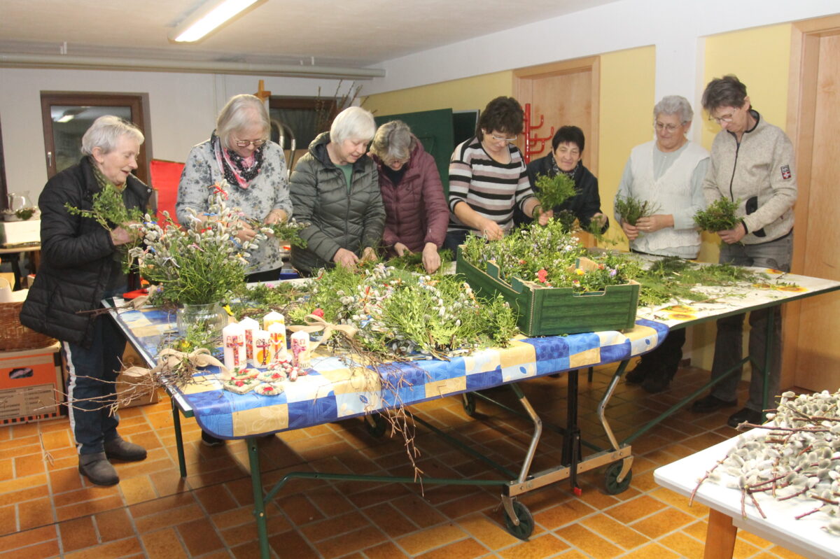 Neukirchen zu St. Christoph: Frauen basteln für Osterbasar