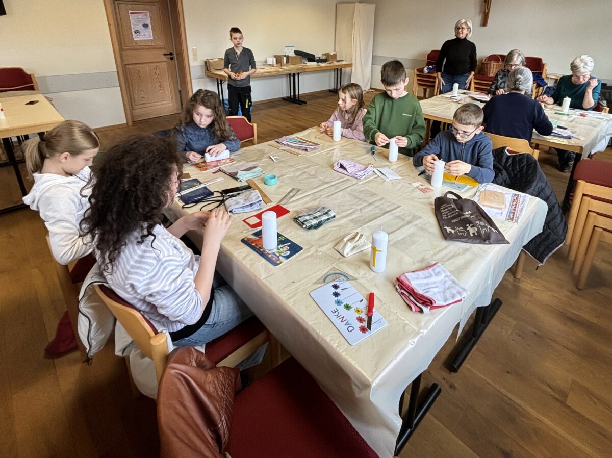 Flossenbürger Kinder basteln Osterkerzen