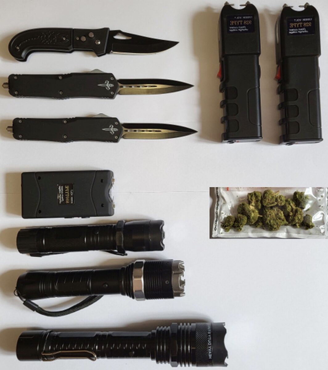 Duo schmuggelt Rauschgift, Waffen und Feuerwerkskörper