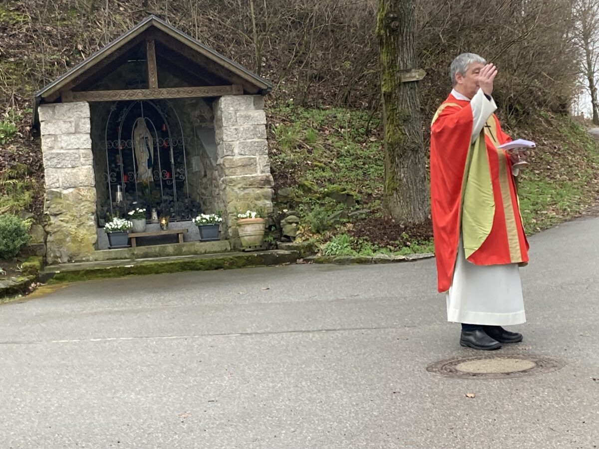 Segen für die Palmbuschen an der Lourdesgrotte