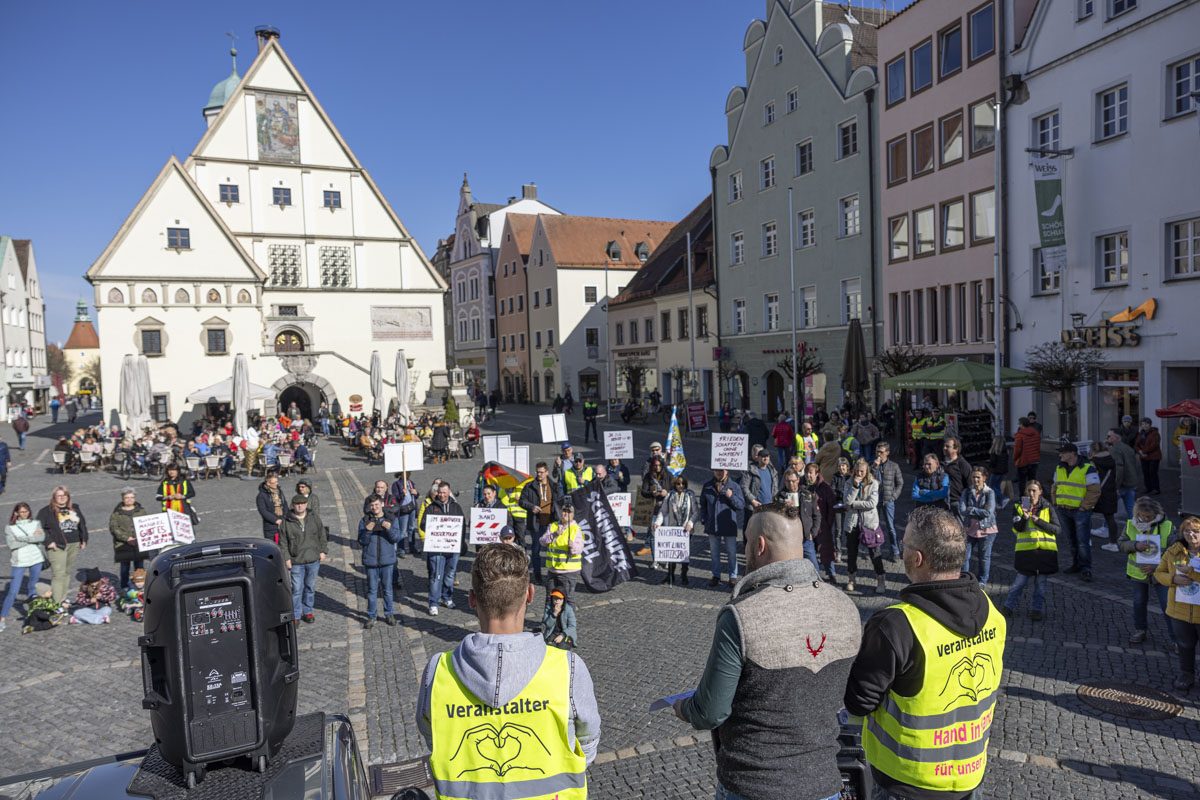 Demonstranten ziehen unter dem Motto „Der Mittelstand steht auf“ durch Weiden