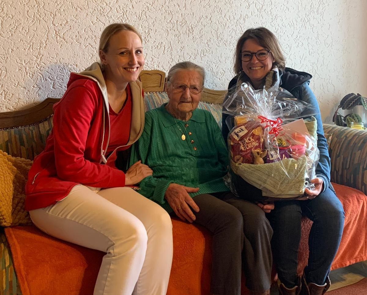 Sozialstation Vohenstrauß ältester Patientin gratuliert zum 104. Geburtstag