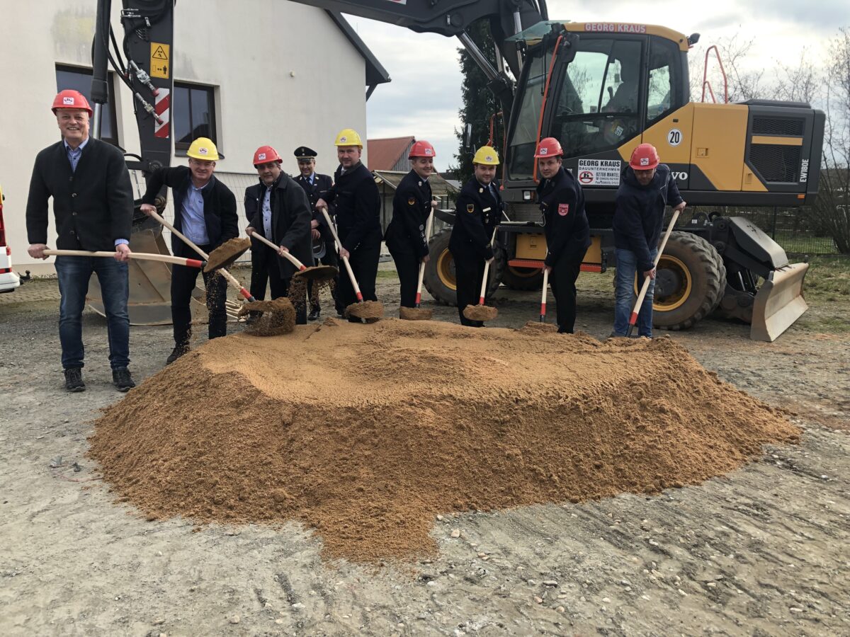 Erster Spatenstich für die Sanierung und Anbau des Feuerwehrhauses in Mantel