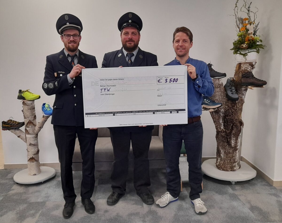 Fußwerk Oberpfalz hilft Feuerwehr Schönficht mit 3500 Euro