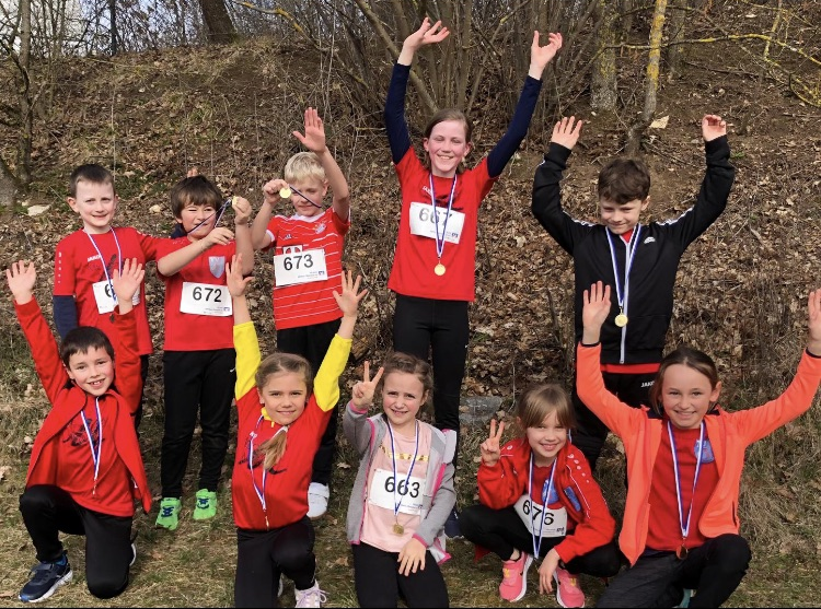 Junge Läuferinnen und Läufer des TV Vohenstrauß überzeugen im Crosslauf