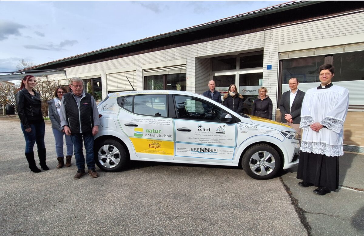 Vohenstraußer Unternehmen sponsern Fahrzeug für die Caritas