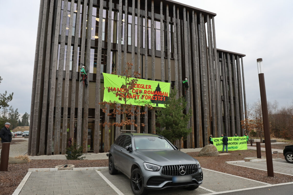 „Robin Wood“ protestiert bei der Ziegler Group gegen die „Abholzung rumänischer Wälder“