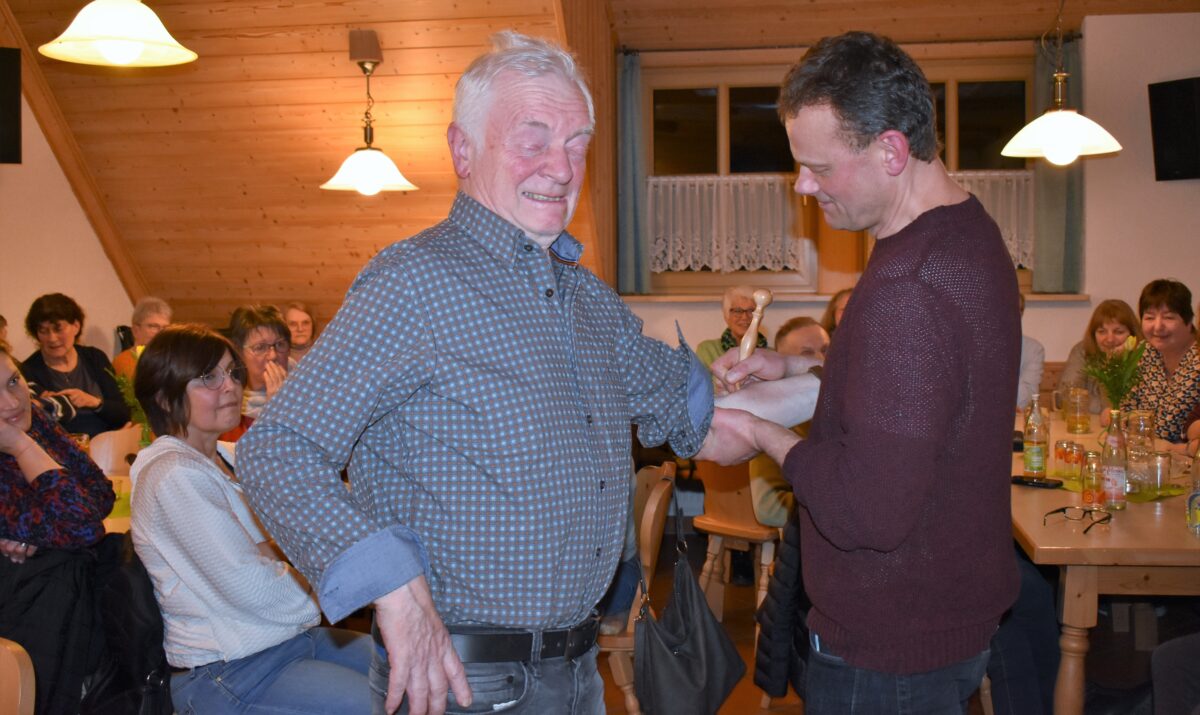 Schmerzen an der Wirbelsäule mithilfe eines Holzlöffels lindern