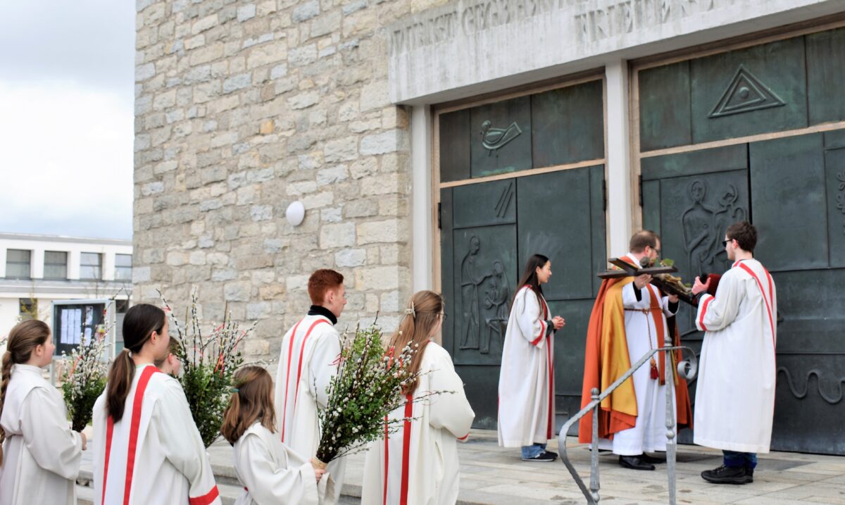 Palmprozession mit Klopfen an die Kirchentür