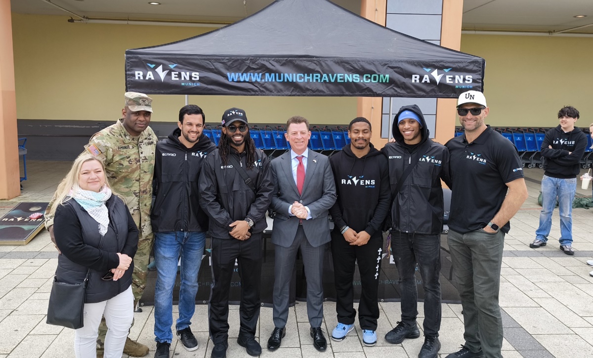 Footballstars besuchen Soldaten auf dem Truppenübungsplatz Grafenwöhr