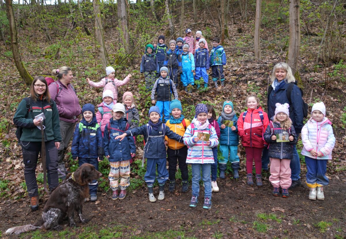 Vorschulkinder mit Ares unterwegs im Wald