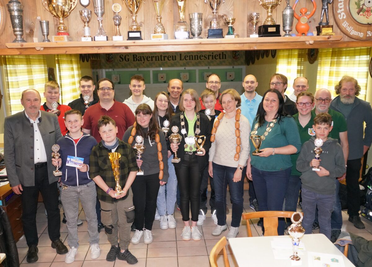 Jugendschützenkönigin verteidigt in Waldthurn ihren Titel