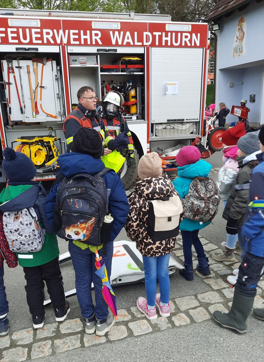 Waldthurner Feuerwehr zeigt Schülern ihr Leistungsvermögen