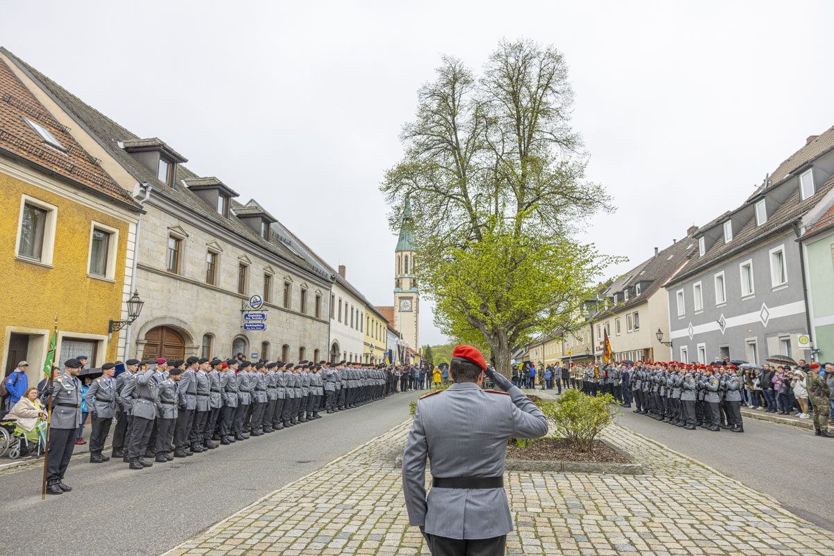 Feierliches Gelöbnis auf dem Marktplatz in Pleystein
