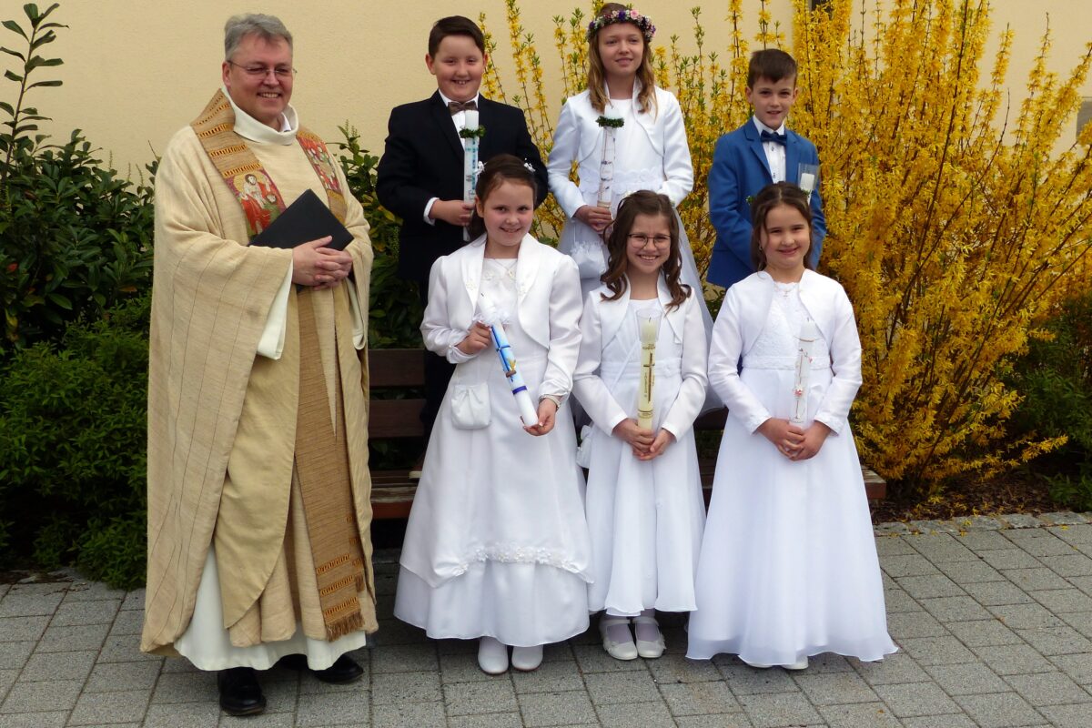 "Hand in Hand mit Jesus" - Festliche Erstkommunion 2024